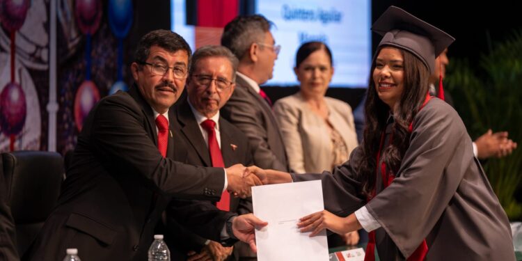 El rector Dámaso Anaya preside la graduación de 161 egresados de la UAT
