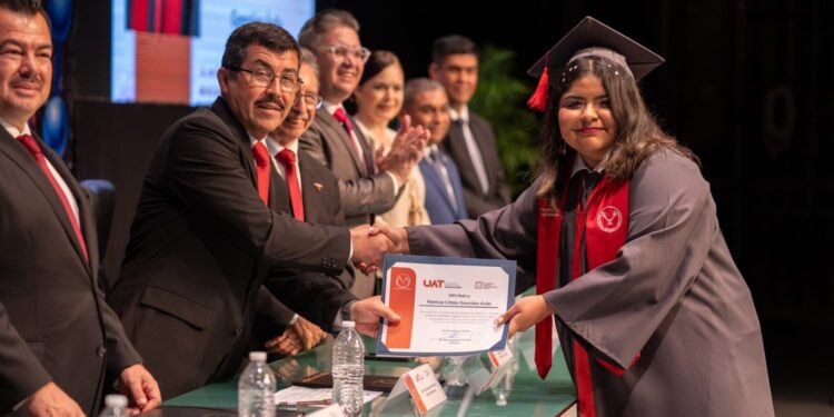 El rector Dámaso Anaya preside la graduación de 161 egresados de la UAT