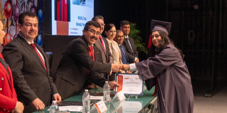 El rector Dámaso Anaya preside la graduación de 161 egresados de la UAT