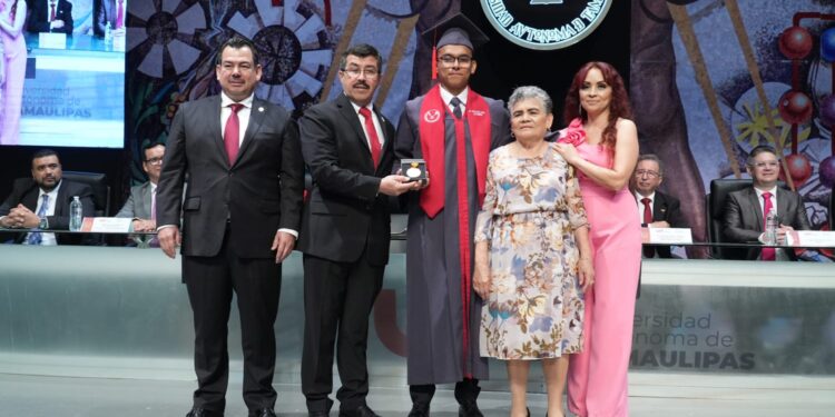 El rector Dámaso Anaya preside la graduación de 161 egresados de la UAT
