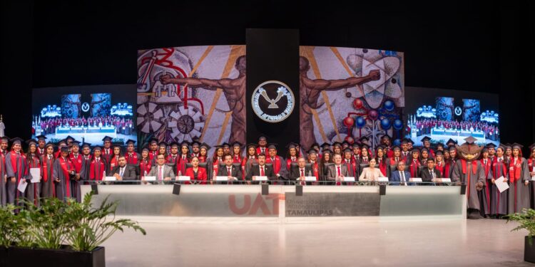 El rector Dámaso Anaya preside la graduación de 161 egresados de la UAT