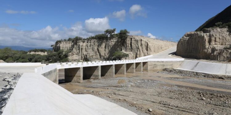 Entrega Américo viviendas a damnificados por la tormenta Alberto y supervisa obras en Tula