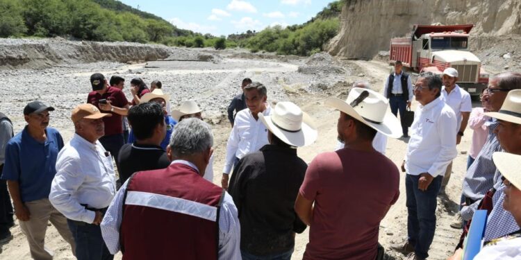 Entrega Américo viviendas a damnificados por la tormenta Alberto y supervisa obras en Tula
