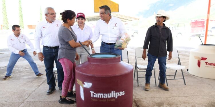 Entrega Américo viviendas a damnificados por la tormenta Alberto y supervisa obras en Tula