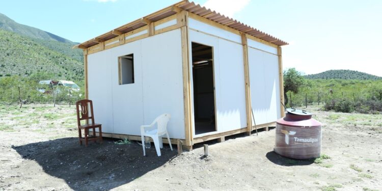 Entrega Américo viviendas a damnificados por la tormenta Alberto y supervisa obras en Tula