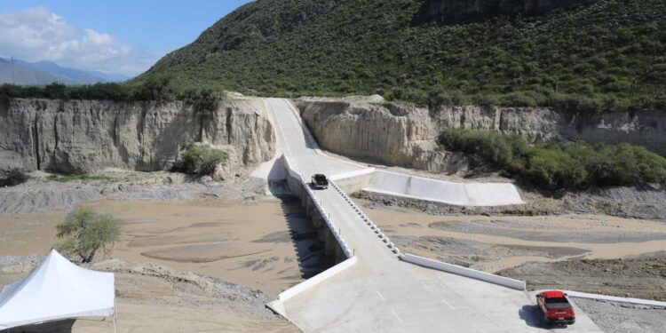 Entrega Américo viviendas a damnificados por la tormenta Alberto y supervisa obras en Tula