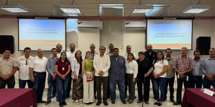 Reconocen productores del  campo trabajo de Lalo Gattás