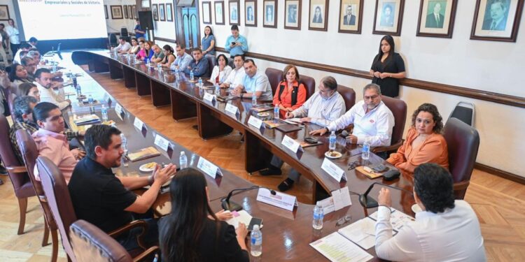 Acuerdan sector empresarial y  Lalo Gattás trabajar por Victoria