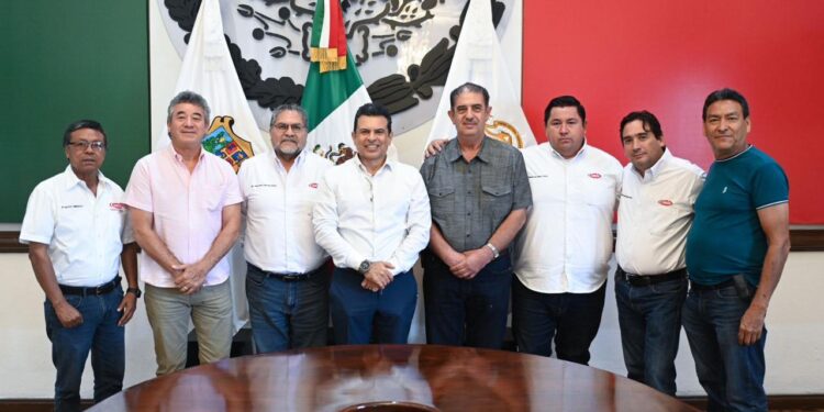 Acuerdan sector empresarial y  Lalo Gattás trabajar por Victoria