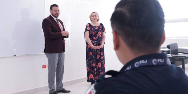 Experta internacional en búsqueda de personas desaparecidas imparte cátedra en la USJT