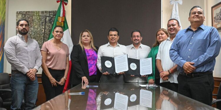 Firma Eduardo Gattás acta de  entrega-recepción 2021-2024