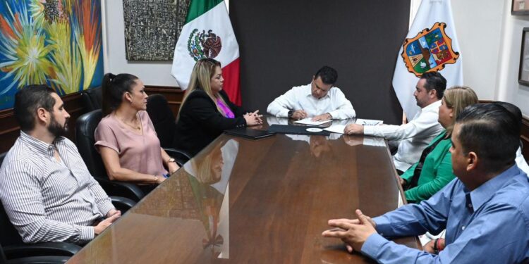 Firma Eduardo Gattás acta de  entrega-recepción 2021-2024