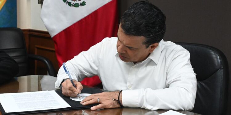 Firma Eduardo Gattás acta de  entrega-recepción 2021-2024