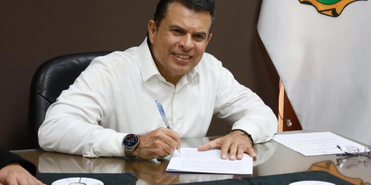 Firma Eduardo Gattás acta de  entrega-recepción 2021-2024