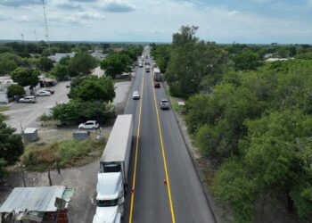 Rehabilita Obras Públicas tramo carretero frente a Padilla