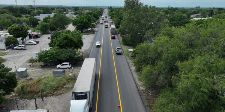Rehabilita Obras Públicas tramo carretero frente a Padilla