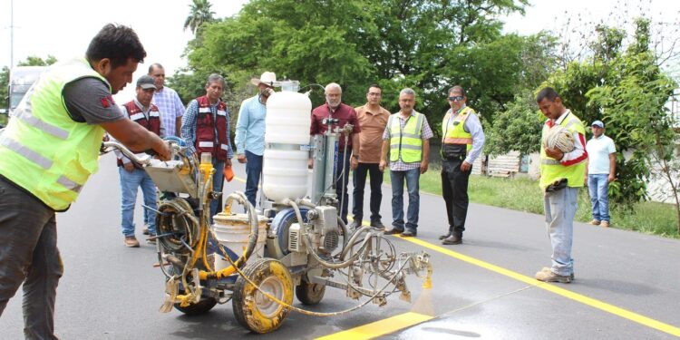 Rehabilita Obras Públicas tramo carretero frente a Padilla