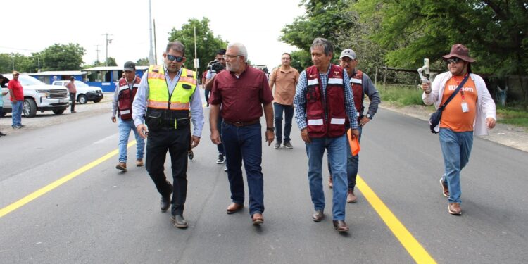 Rehabilita Obras Públicas tramo carretero frente a Padilla