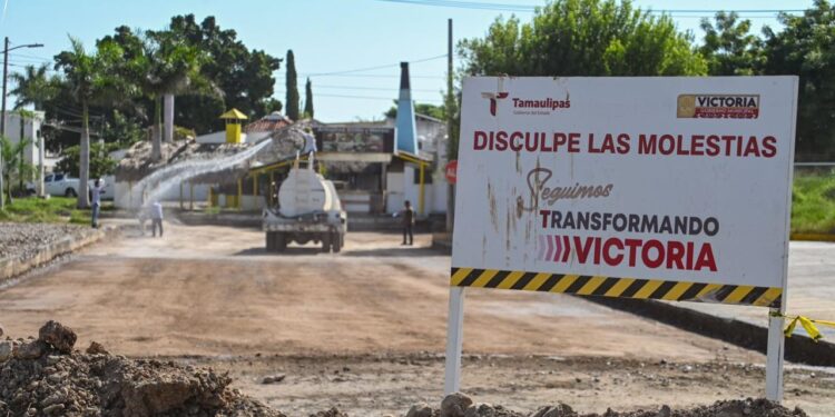 Supervisa Lalo Gattás avance de obra de pavimentación con concreto hidráulico en la México
