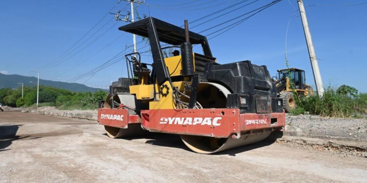 Supervisa Lalo Gattás avance de obra de pavimentación con concreto hidráulico en la México