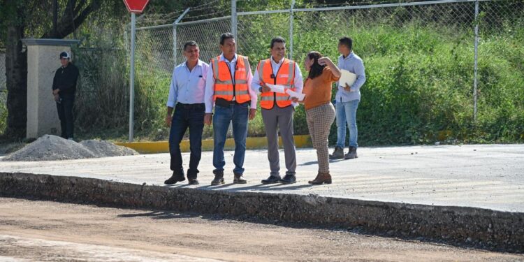 Supervisa Lalo Gattás avance de obra de pavimentación con concreto hidráulico en la México