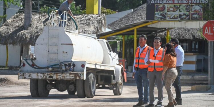 Supervisa Lalo Gattás avance de obra de pavimentación con concreto hidráulico en la México