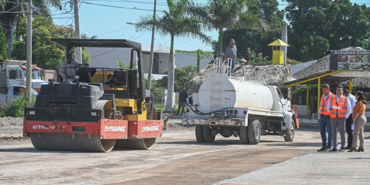 Supervisa Lalo Gattás avance de obra de pavimentación con concreto hidráulico en la México
