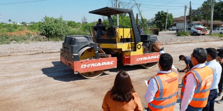 Supervisa Lalo Gattás avance de obra de pavimentación con concreto hidráulico en la México
