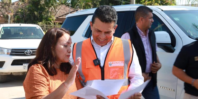 Supervisa Lalo Gattás avance de obra de pavimentación con concreto hidráulico en la México