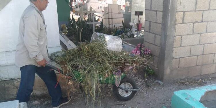 Trabaja Gobierno en limpieza de panteones municipales