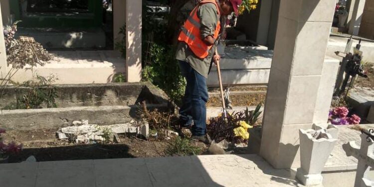 Trabaja Gobierno en limpieza de panteones municipales