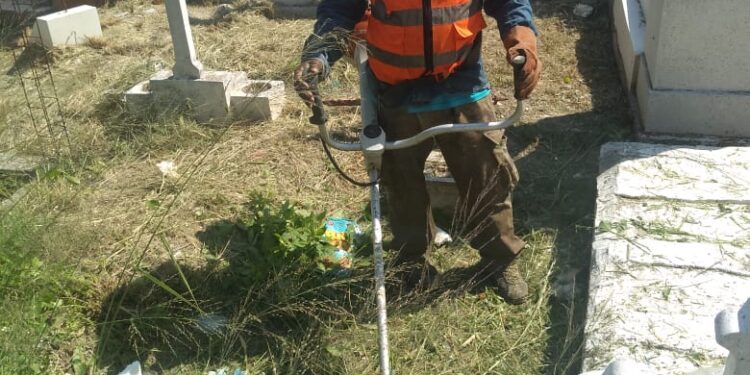 Trabaja Gobierno en limpieza de panteones municipales