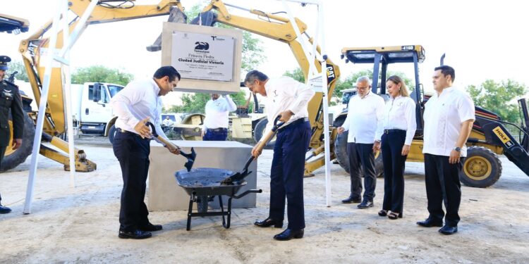 Coloca Américo Villarreal primera piedra de la Ciudad Judicial en Victoria