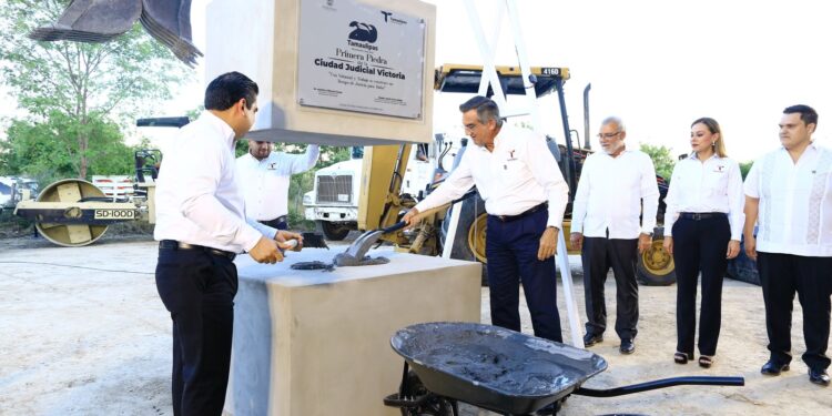 Coloca Américo Villarreal primera piedra de la Ciudad Judicial en Victoria