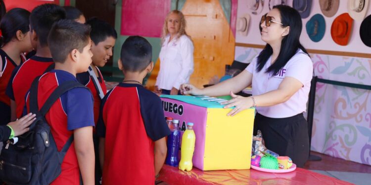 Stand Victoria en la Feria Tamaulipas recibe a estudiantes