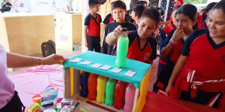 Stand Victoria en la Feria Tamaulipas recibe a estudiantes