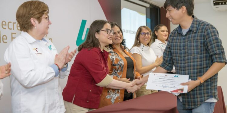 Reconocen a docentes, personal administrativo y estudiantes de la Universidad Tecnológica de Altamira