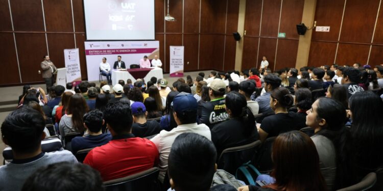Entrega José Ramón Silva becas TC Energía 2024