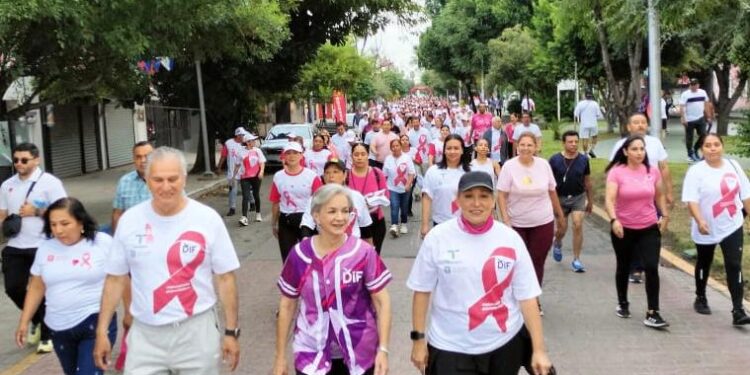 Conmemoran Día Internacional contra el Cáncer de Mama con «Caminata Rosa»