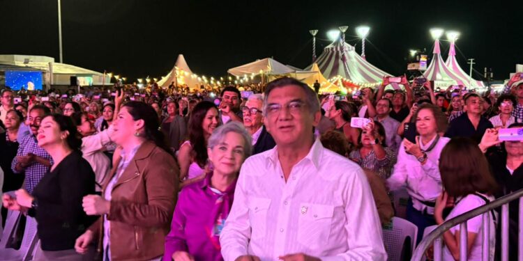 Acude el gobernador y su esposa a ver a Los Ángeles Azules que cantaron ante 45 mil victorenses