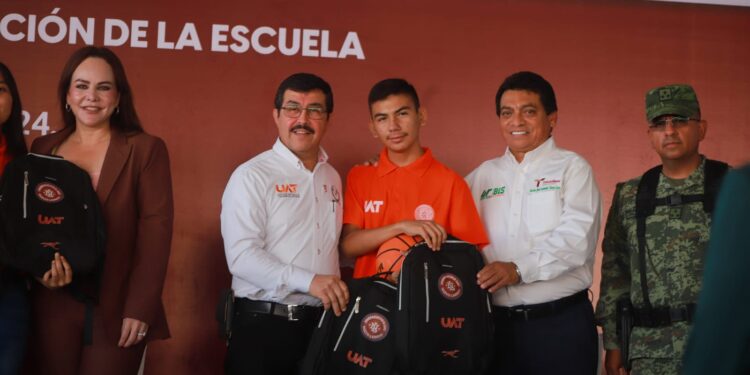 Dámaso Anaya y Carmen Lilia Canturosas inauguran la Preparatoria UAT Nuevo Laredo