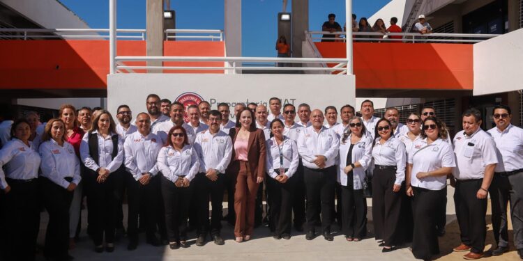 Dámaso Anaya y Carmen Lilia Canturosas inauguran la Preparatoria UAT Nuevo Laredo