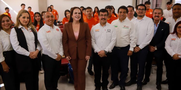 Dámaso Anaya y Carmen Lilia Canturosas inauguran la Preparatoria UAT Nuevo Laredo