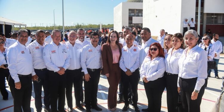 Dámaso Anaya y Carmen Lilia Canturosas inauguran la Preparatoria UAT Nuevo Laredo