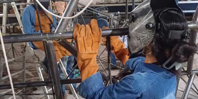 Participan estudiantes del ITACE en mega escultura de la Virgen de El Chorrito