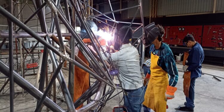 Participan estudiantes del ITACE en mega escultura de la Virgen de El Chorrito