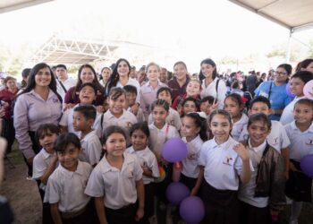 Lleva María de Villarreal la brigada “Transformando Familias” a la región ribereña