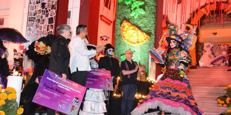 Américo y María fortalecen tradiciones del Día de Muertos en Tamaulipas