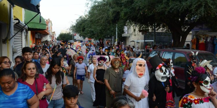 Américo y María fortalecen tradiciones del Día de Muertos en Tamaulipas