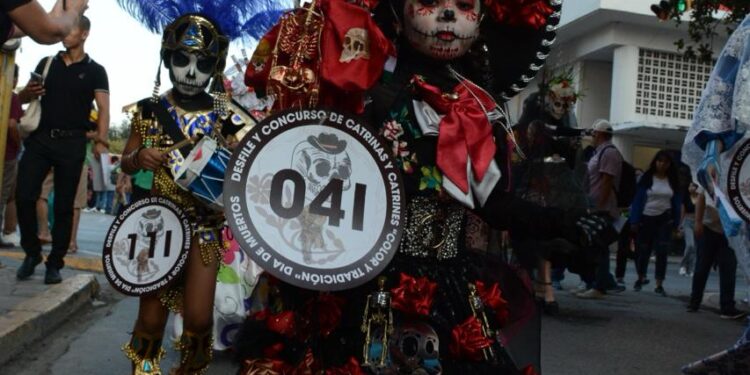 Américo y María fortalecen tradiciones del Día de Muertos en Tamaulipas